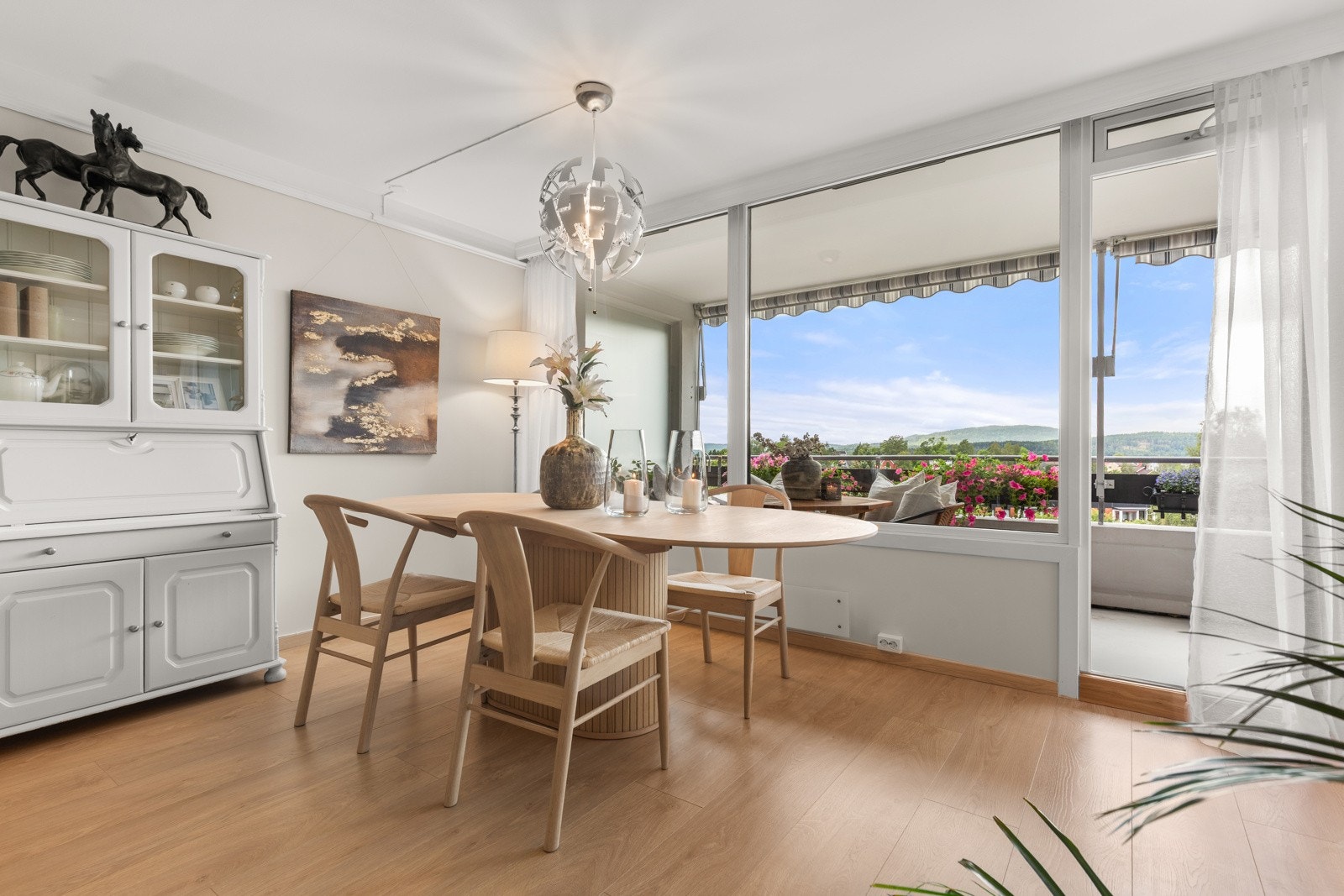 Utgang til stor solrik balkong fra stuen. Galleribilde
