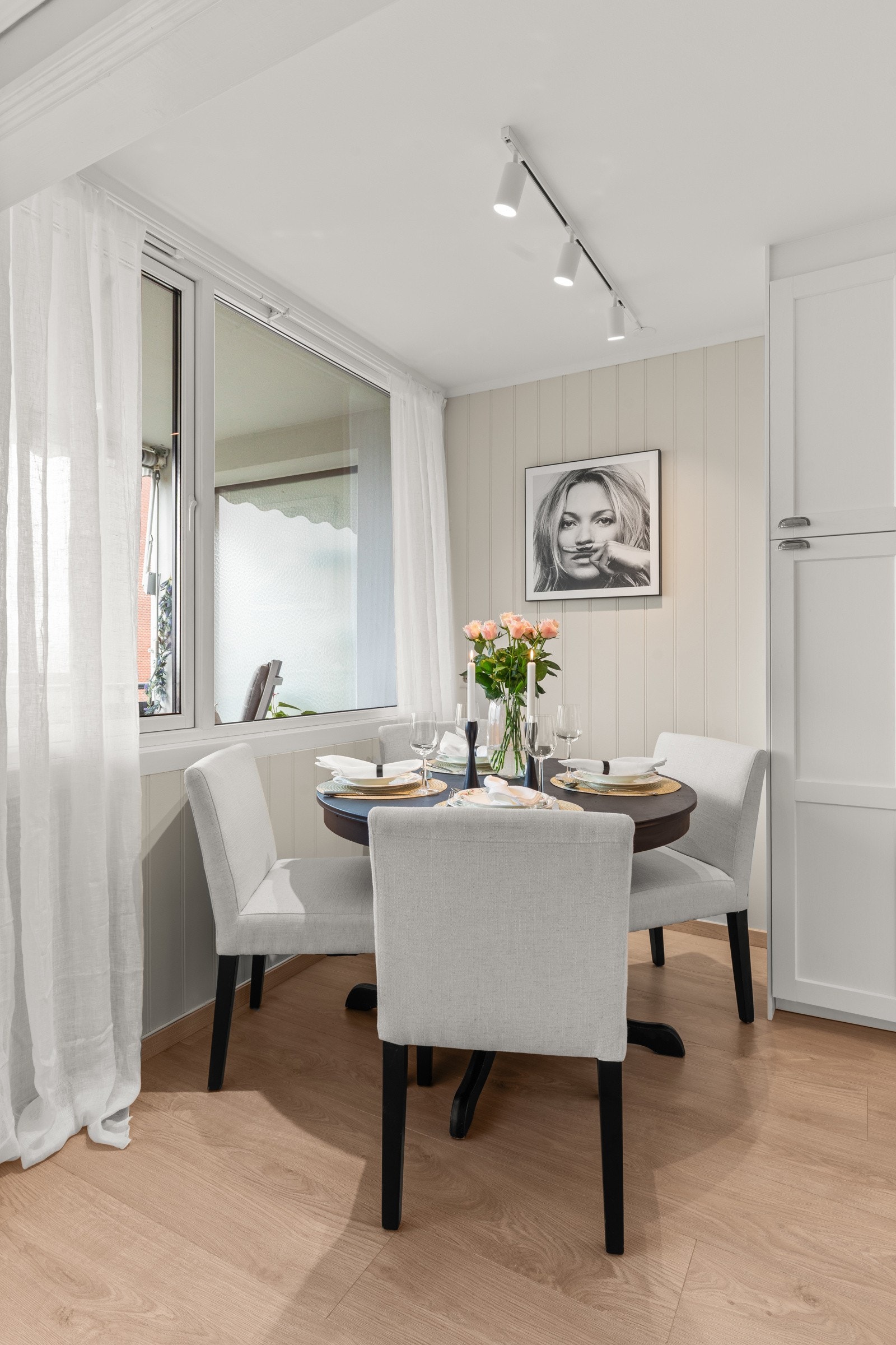 Delvis åpen stue- og kjøkkenløsning gir en moderne og god romfølelse. Galleribilde