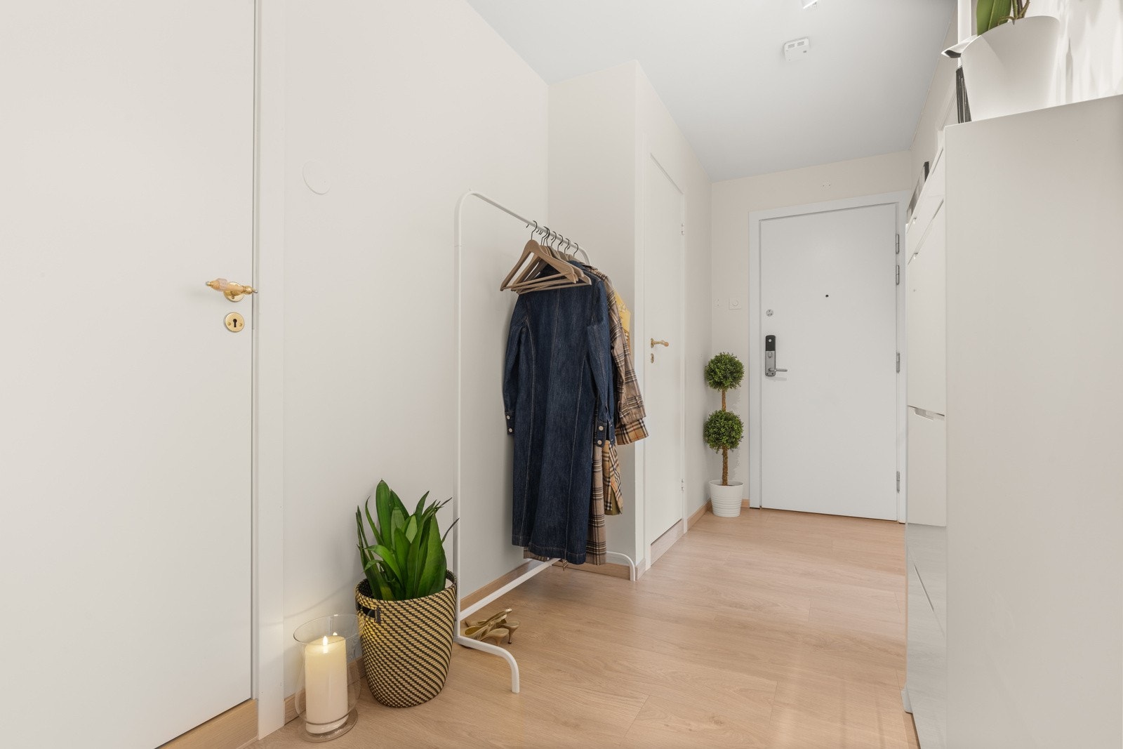 Velkommen inn i en lys og romslig gang. Galleribilde