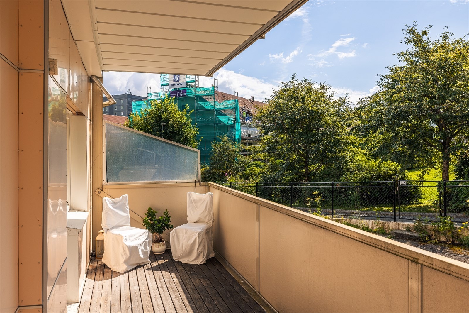 Veranda som er vendt mot sol, her kan du sole deg på selveste Danmarksplass når solen viser seg fra sin beste side Galleribilde