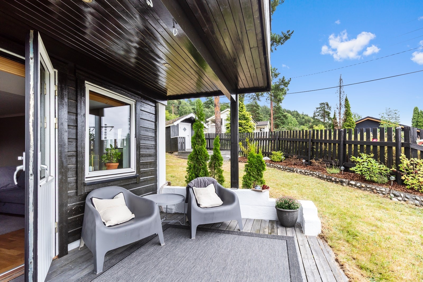 Adkomst til hage og uteplass fra stuen Galleribilde