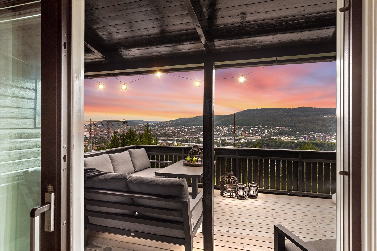 Adkomst til stor og flott uteplass med gode solforhold og fantastisk utsikt Galleribilde