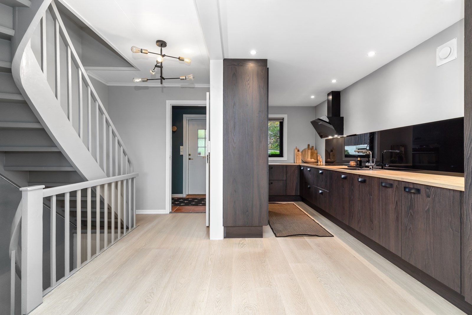 Lekkert og moderne kjøkken fra 2019 med innredning fra Norema Galleribilde