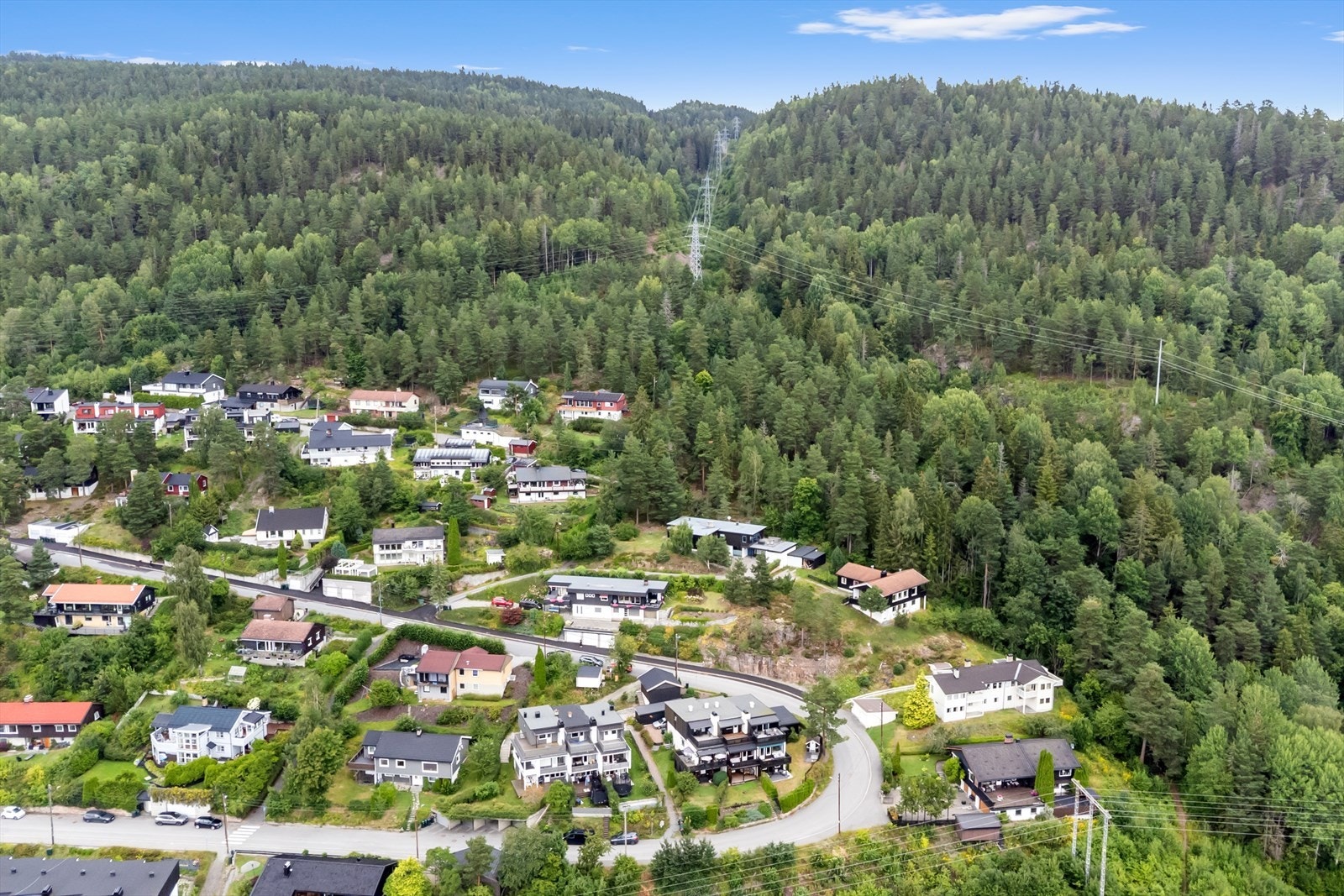 Det er god tilknytning til skogen, med lysløype inn mot Drammensmarka, samt elveparken som er et yndet fritidsområde for både store og små Galleribilde