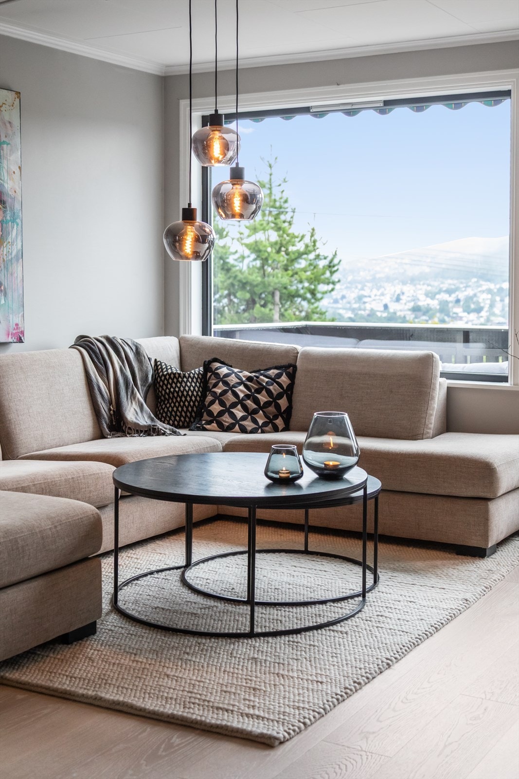 Store vindusflater bidrar til godt med naturlig lys Galleribilde