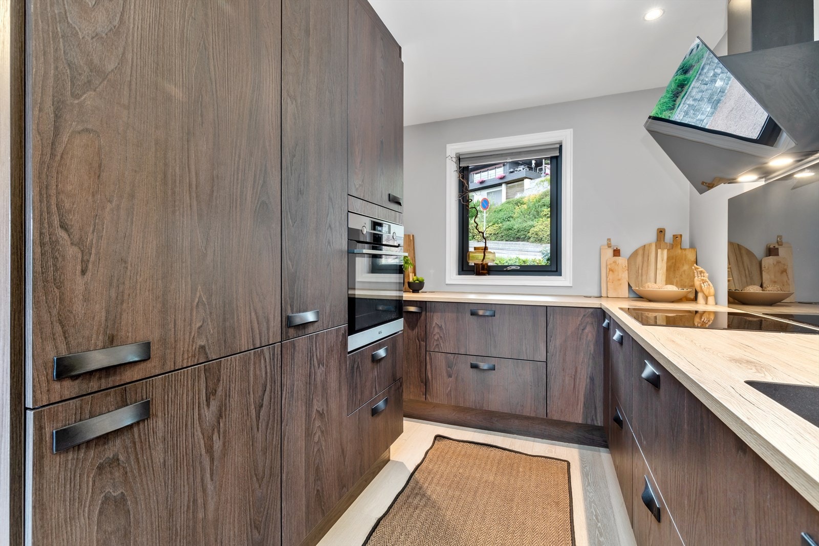 Det er godt oppbevaringsmuligheter i skuffer og skap, samt innfelte downlights i tak Galleribilde