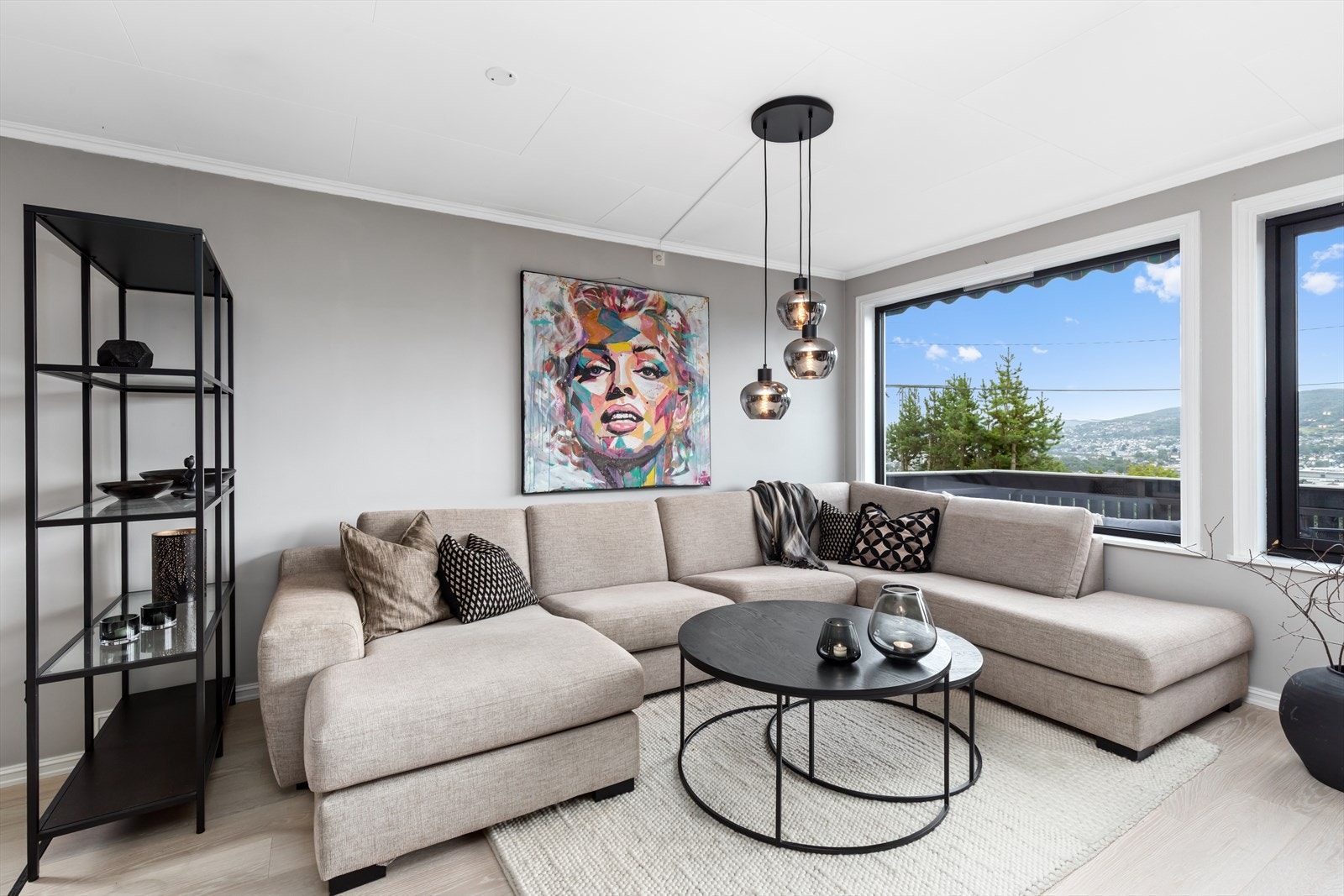 Stuen gir god plass for sofagruppe med tilhørende tv-møblement Galleribilde