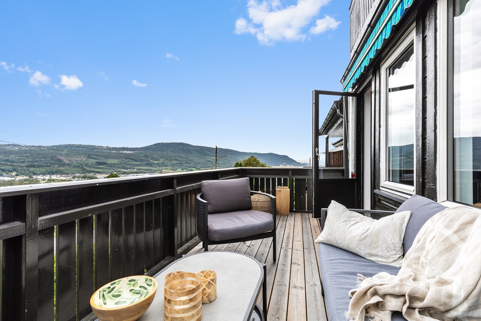 Adkomst til flott balkong på 10 kvm fra stuen Galleribilde