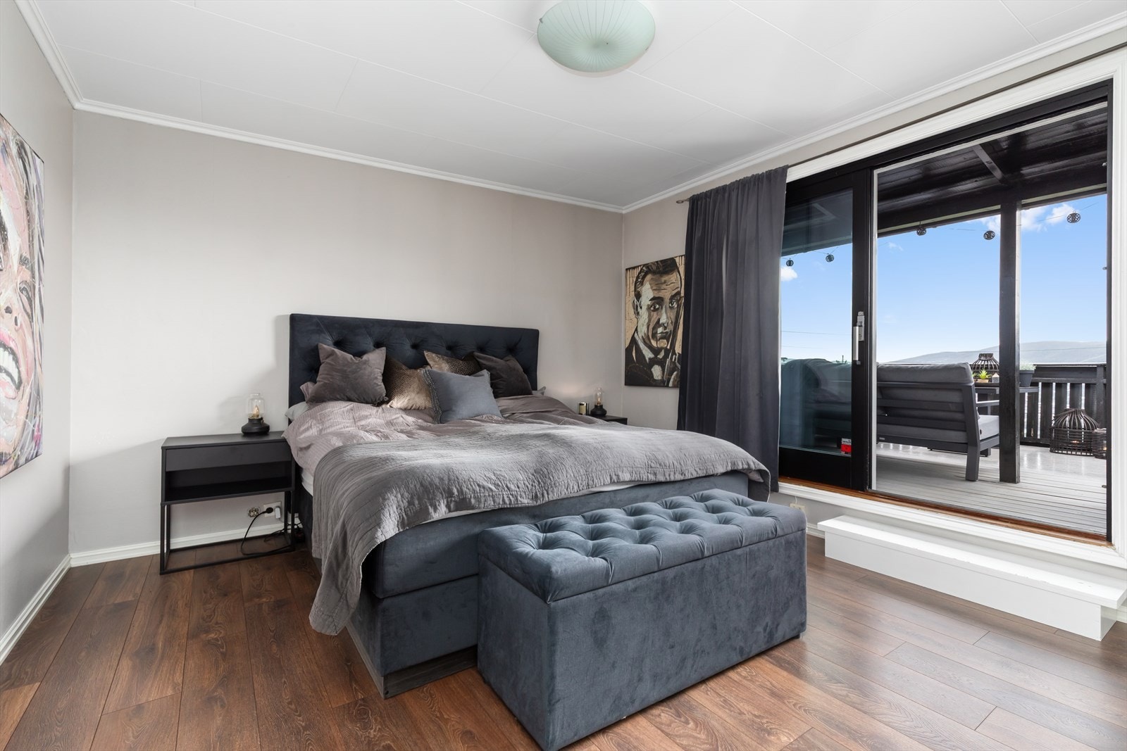 Hovedsoverommet er romslig med god plass for dobbeltseng og tilhørende nattbord Galleribilde