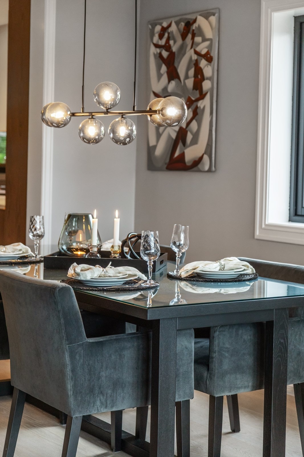 Det er god plass for spisegruppe med tilhørende møblement Galleribilde