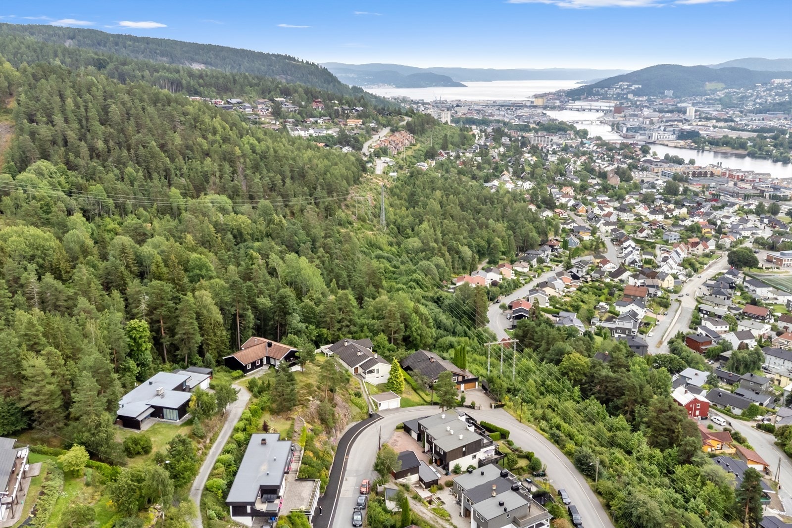 Boligen ligger i et veletablert og hyggelig boligområde på Øren Galleribilde