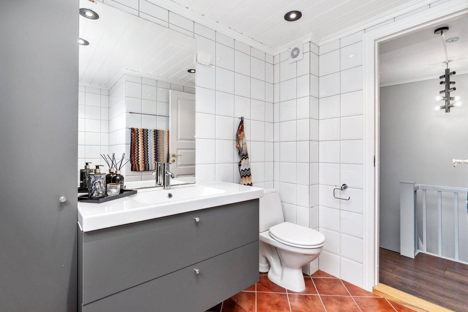 Pent bad med flislagte overflater og varmekabler i gulv Galleribilde