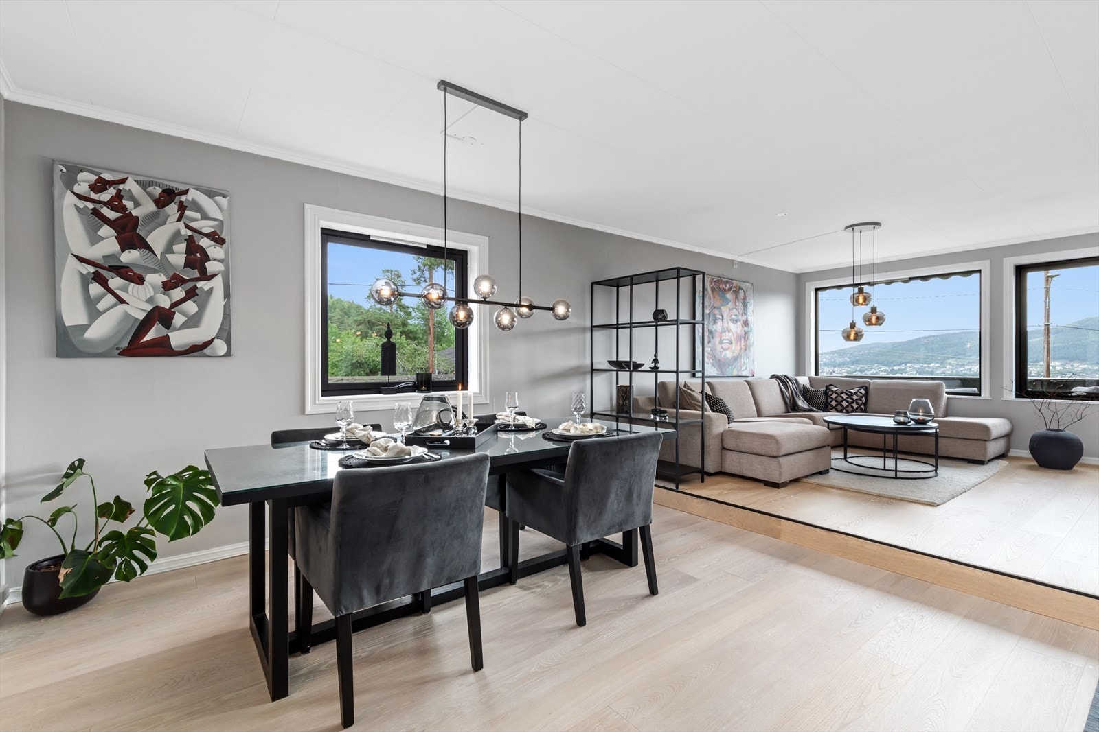 Kjøkkenet er i en åpen løsning med spisestuen som bidrar til et sosialt og hyggelig oppholdsrom Galleribilde