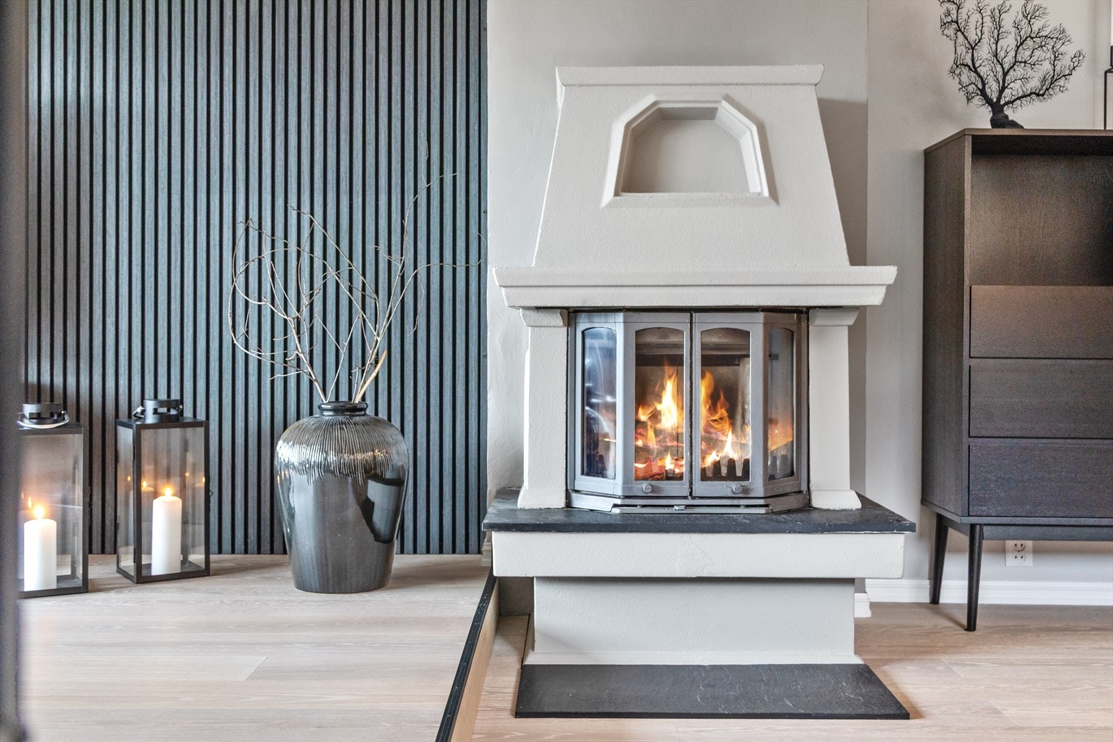 Det er peisovn i stuen som kommer godt med på kaldere dager og bidrar til en lun atmosfære i oppholdsrommet Galleribilde