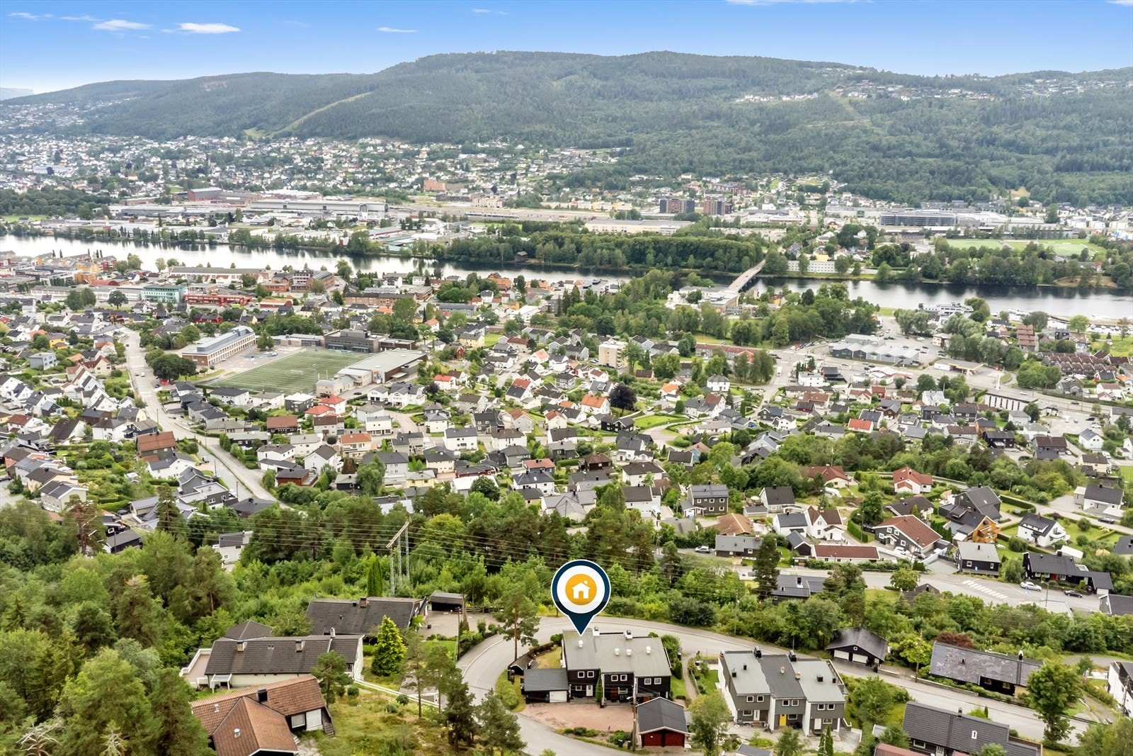 Beliggenheten er attraktiv med nærhet til skog og natur Galleribilde