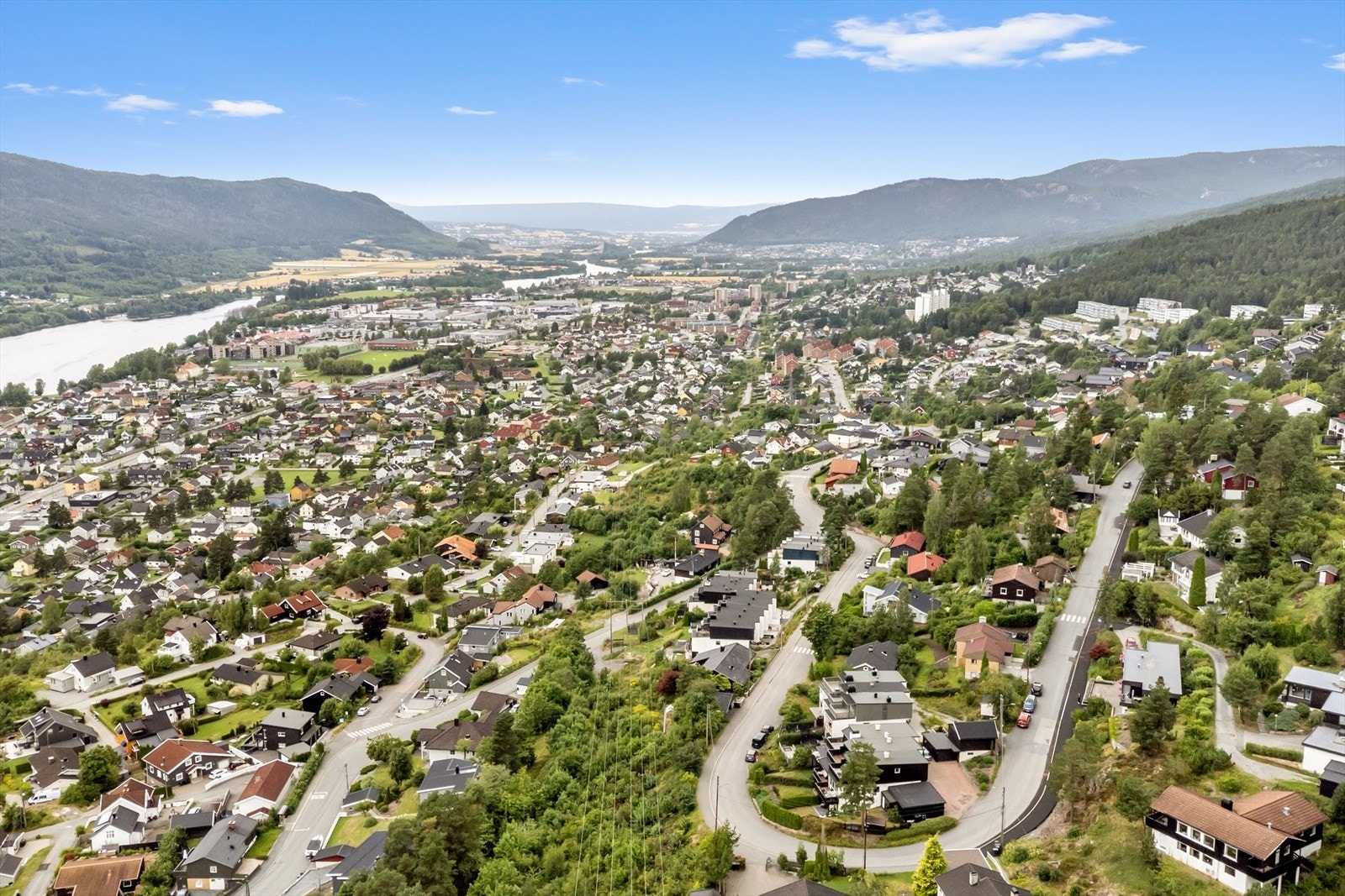 Praktisk med kort vei til Kiwi dagligvarebutikk på Landfalløya, Gulskogen kjøpesenter og Drammen sentrum for øvrig Galleribilde