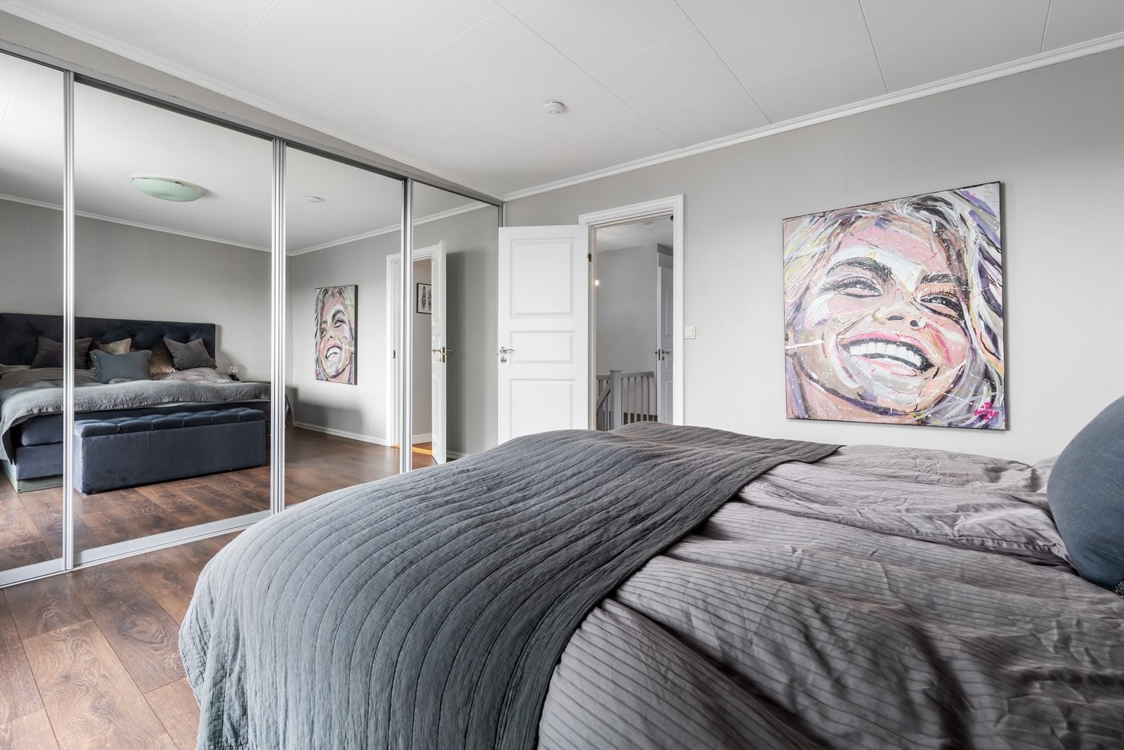 Praktisk skyvedørsgarderobe som gir god plass til garderoben Galleribilde