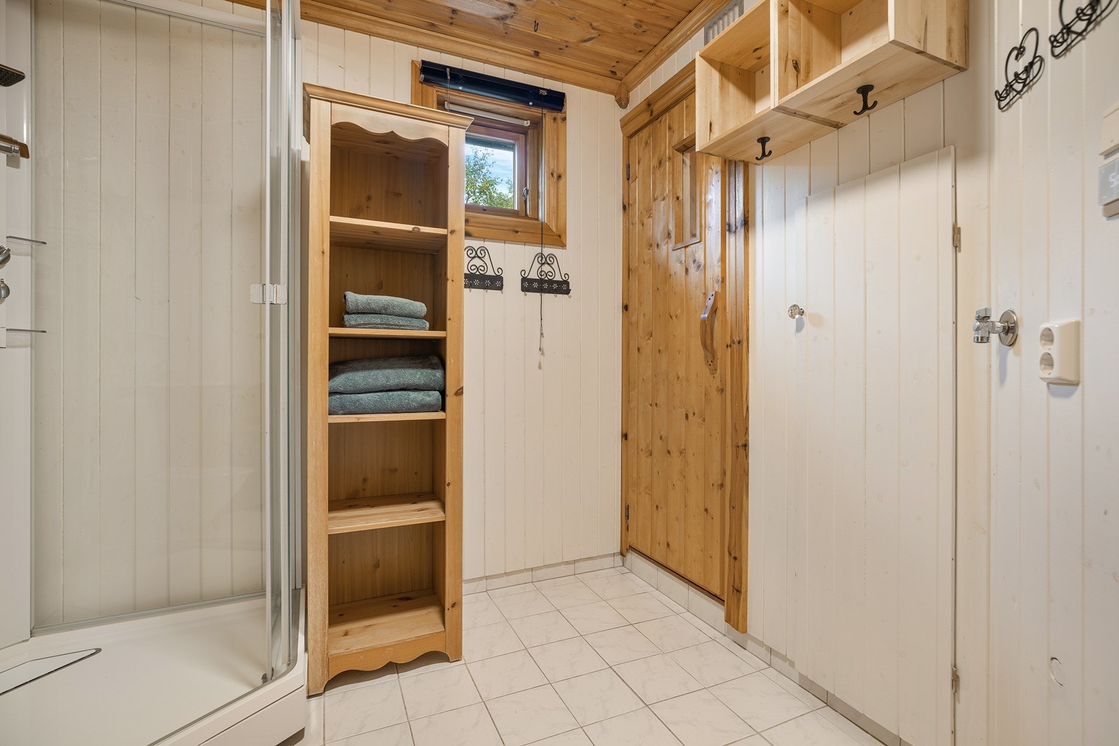 Fra badet har man direkte adkomst til badstuen Galleribilde