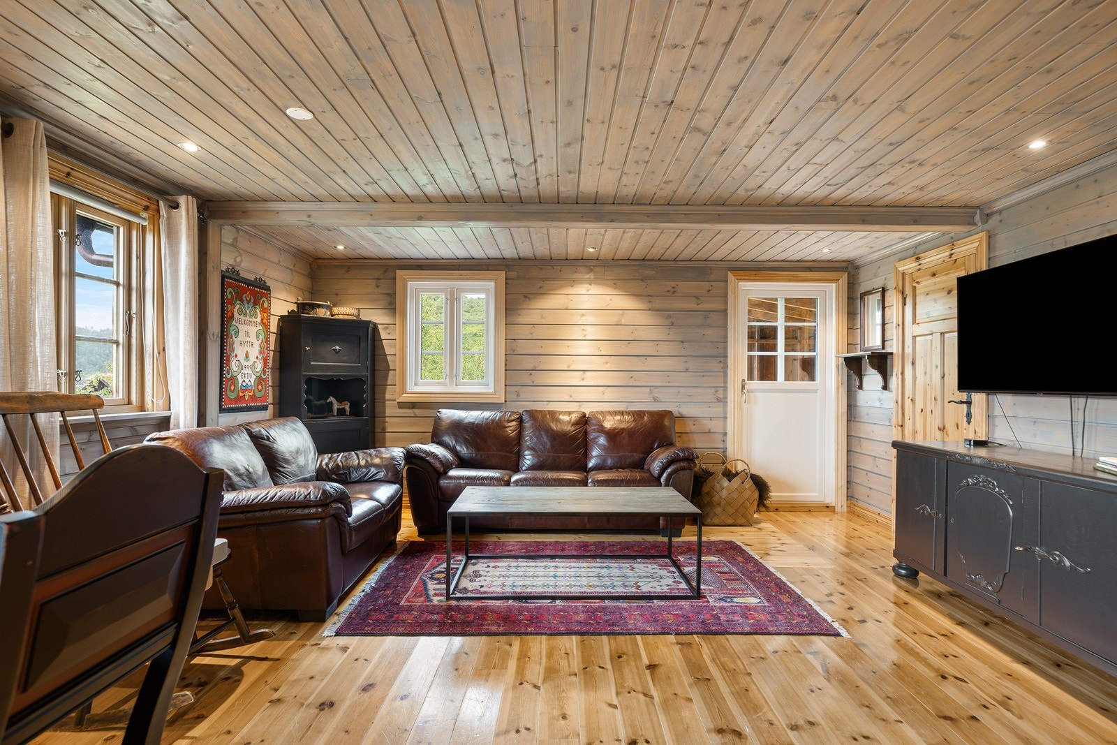 I stuen er det god plass til å innrede med en hyggelig sofagruppe og andre møbler Galleribilde