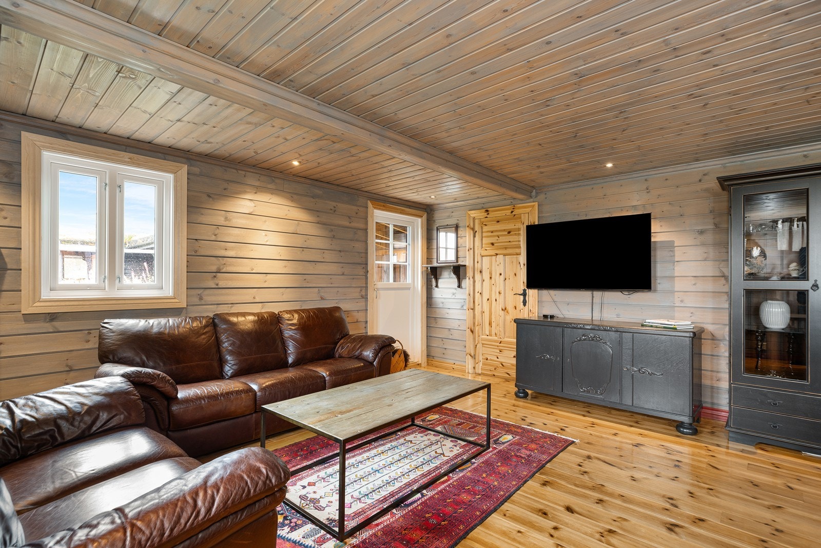 Fra stuen har man direkte adkomst til en av eiendommens terrasser Galleribilde