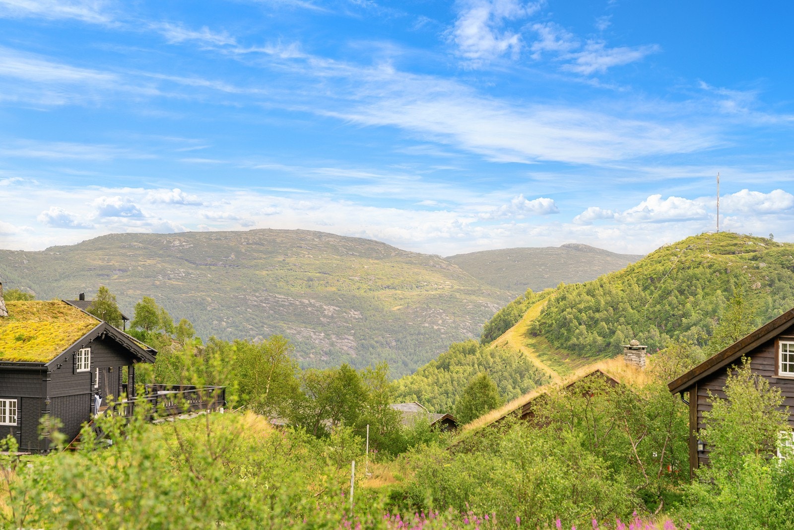 Fra hytta kan man se bort til Ljosland alpinanlegg Galleribilde