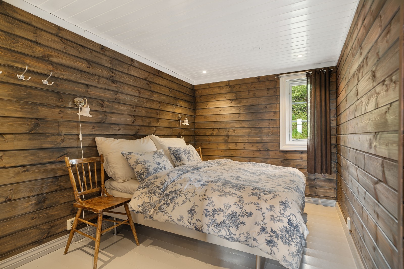 Soverom 2: Flott og romslig soverom med god plass til dobbeltseng og annet ønskelig møblement Galleribilde