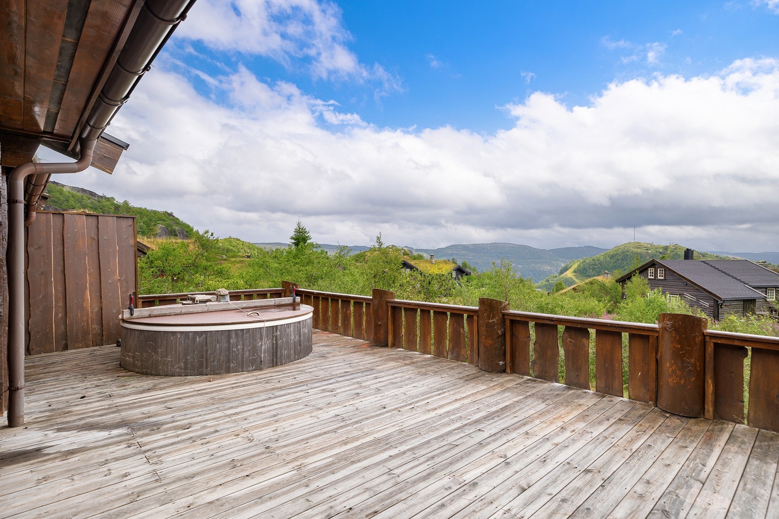 Eiendommens andre terrasse er meget romslig med en innbydende jacuzzi og fantastisk utsikt. Her kan man kose seg året rundt! Galleribilde