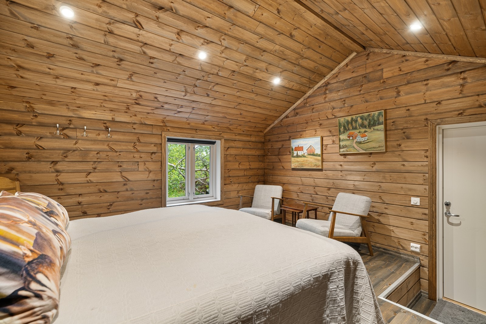 Her er vi tilbake til hovedsoverommet med en lun og luftig atmosfære - et flott master badroom Galleribilde