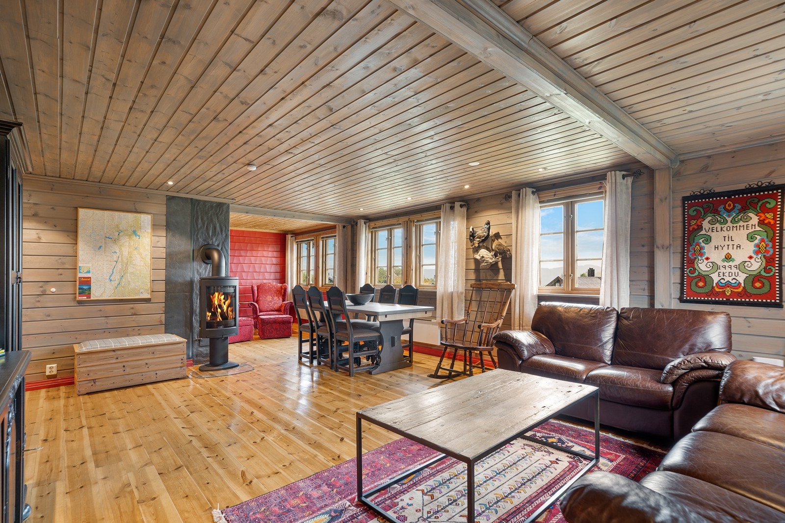 Stuen har en åpen og funksjonell utforming, med plass til både sofakrok, spiseplass og andre soner for sosialt samvær Galleribilde