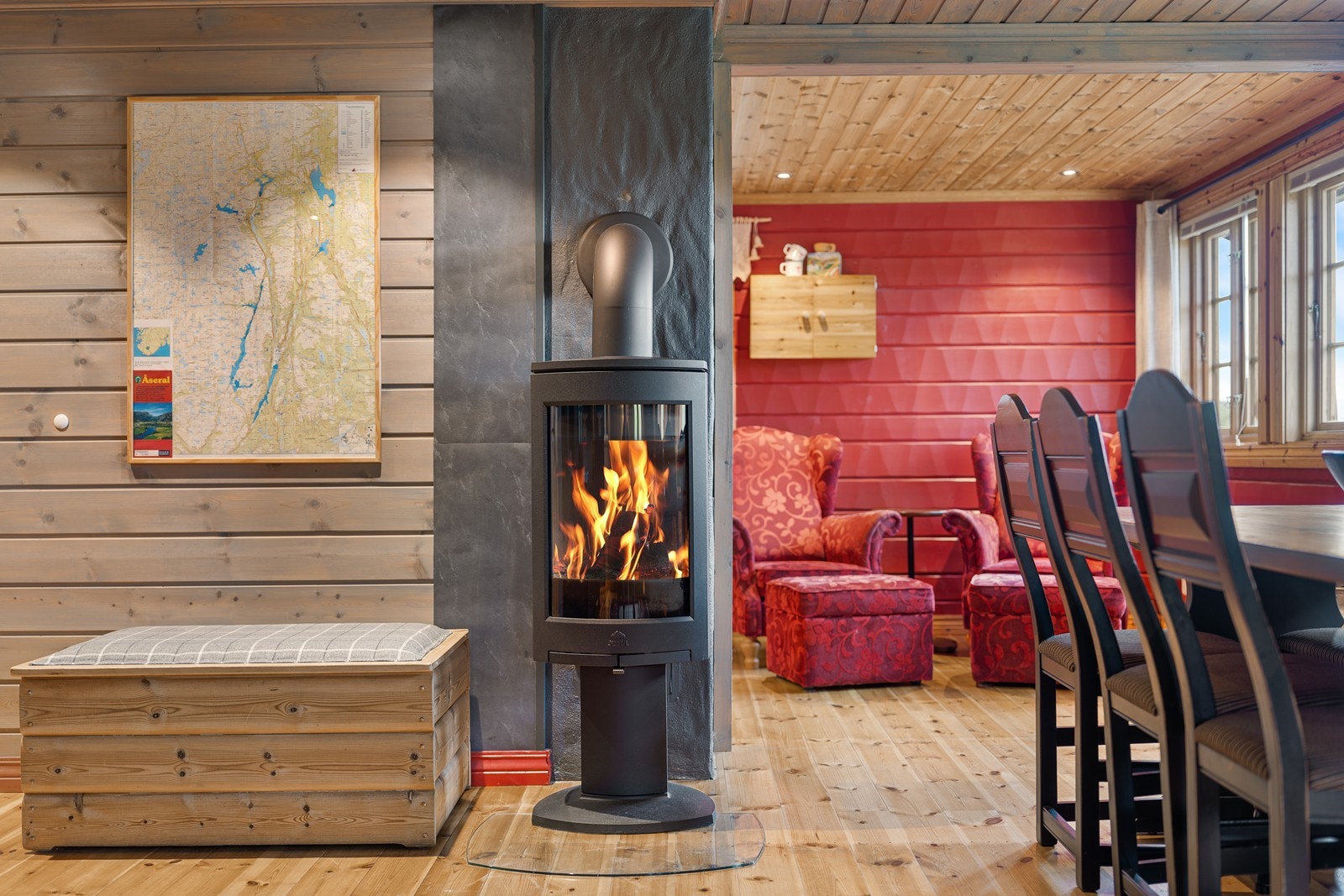 Hytta varmes blant annet opp av en Jøtul vedovn som gir både effektiv varme og god hyttekos når det er kaldt ute Galleribilde