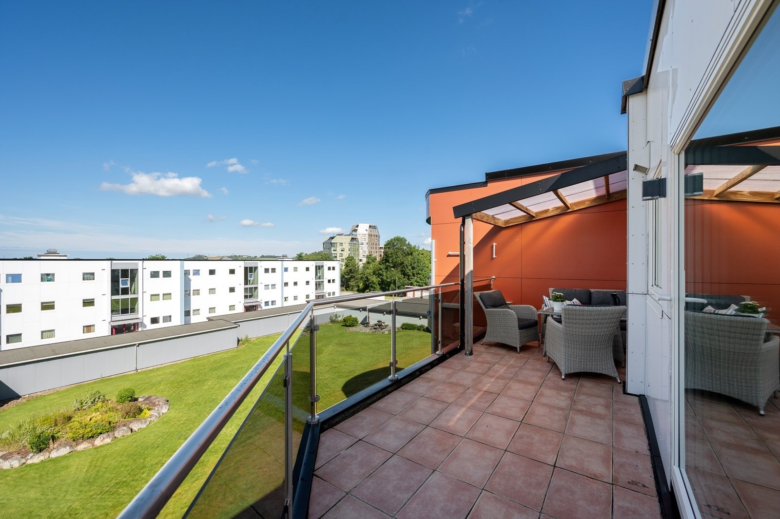 Balkongen har flislagt gulv, halvtak over sittegruppen og gode solforhold fra midt på dagen til sent på kvelden. Galleribilde