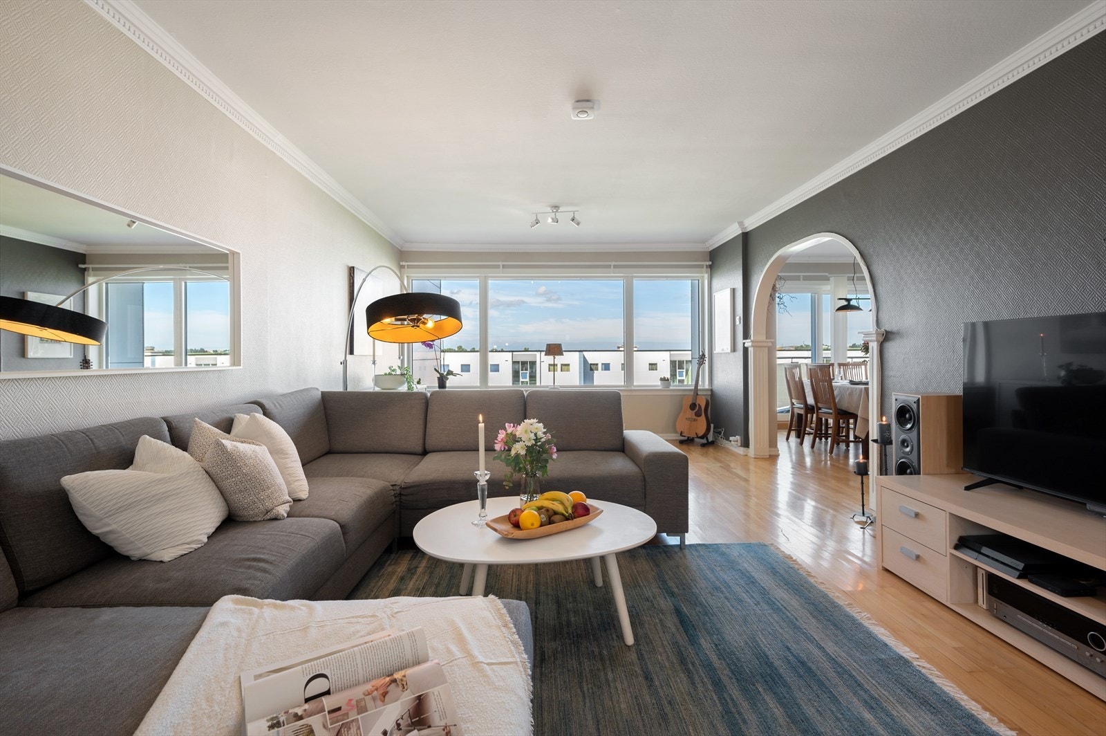 Store vindusflater gir rikelig med lys og en god romfølelse. Galleribilde