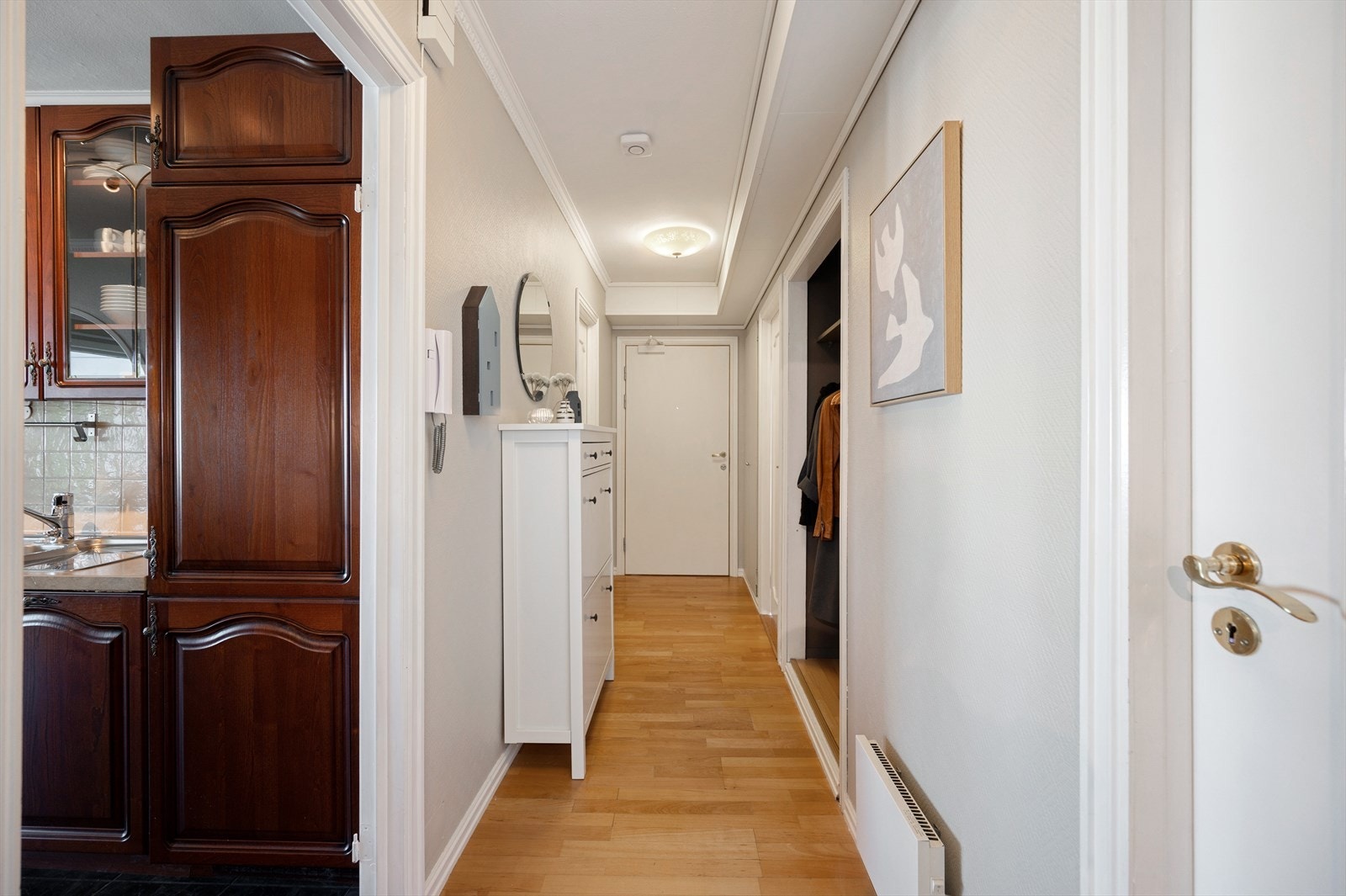 Velkommen inn! Romslig gang med praktisk innhukk som gjør det enkelt å organisere yttertøyet. Galleribilde