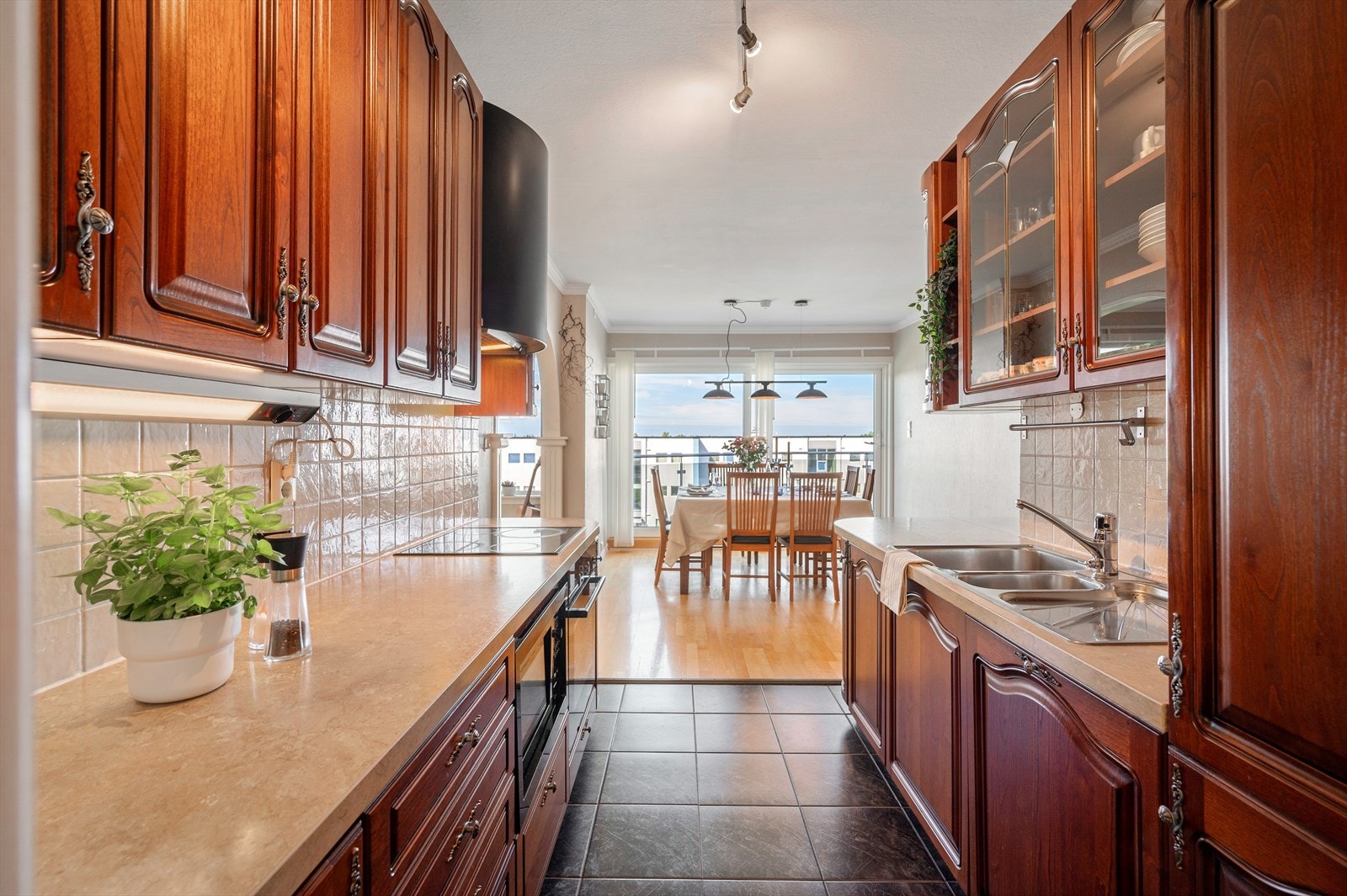 Leiligheten ligger i 3. etasje i et veletablert borettslag med kort vei til Sandnes sentrum, Kvadrat, skole, barnehage, dagligvare, idrettsanlegg og turområder. Galleribilde