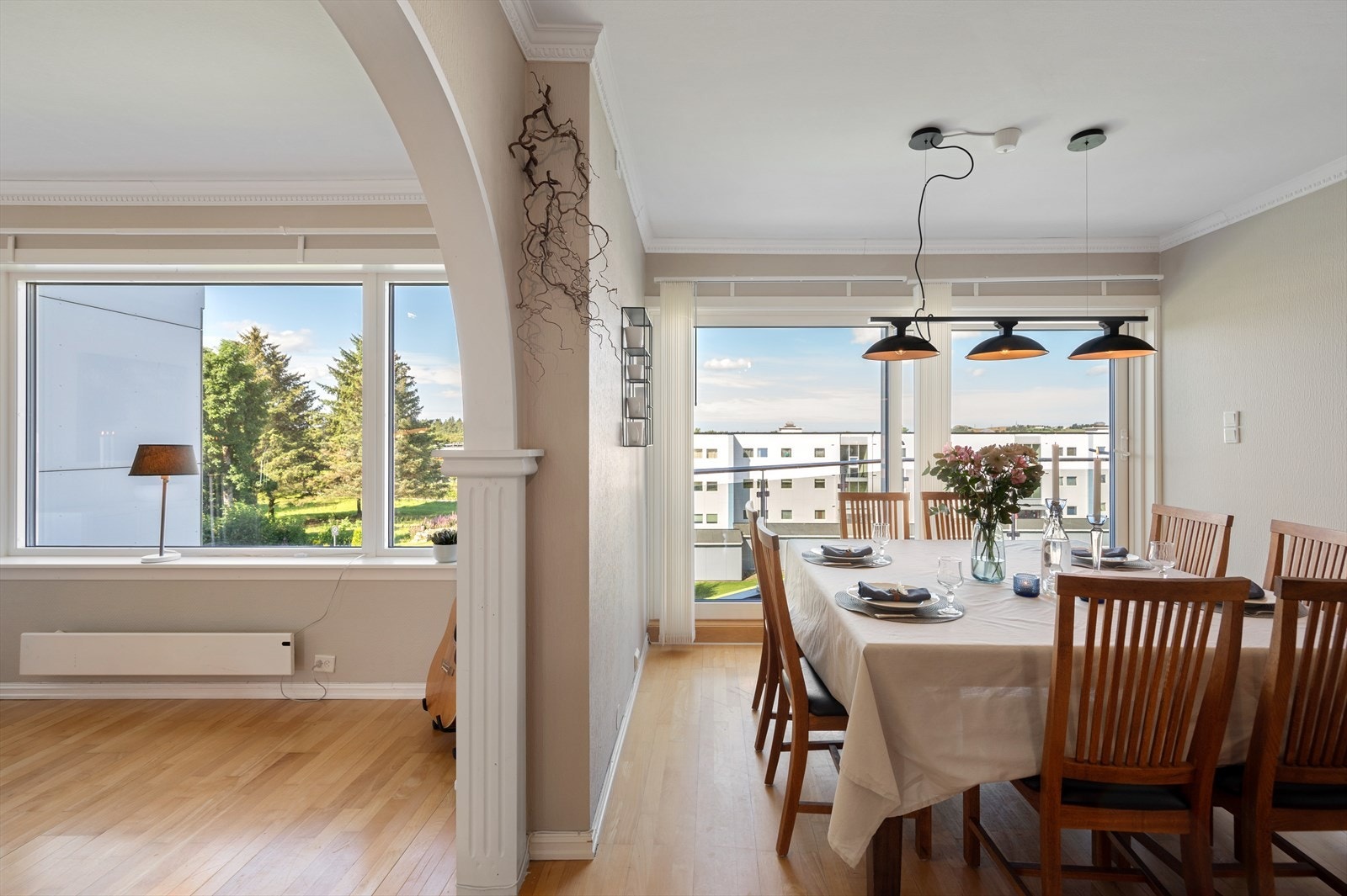 Store vindusflater gir rikelig med dagslys, og skyvedør fra kjøkkenet gir enkel tilgang til balkongen. Galleribilde