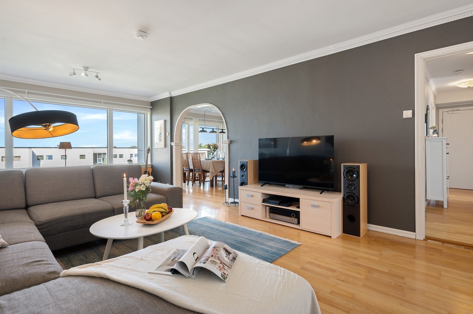 Stor og åpen stue som gir fleksible møbleringsmuligheter. Galleribilde