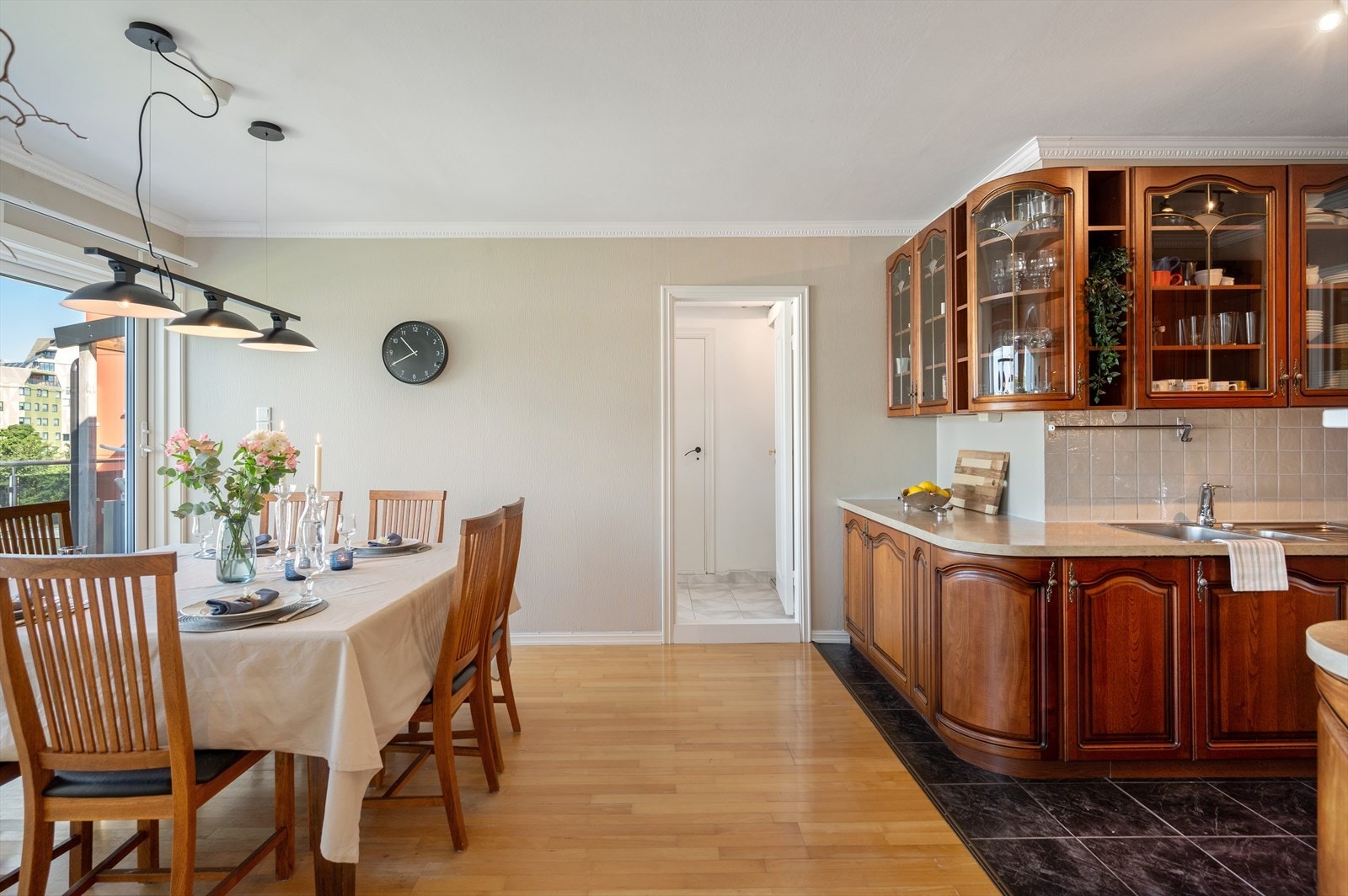 Flott klassisk kjøkken med rikelig skap- og benkeplass, samt god plass til spisebord. Galleribilde