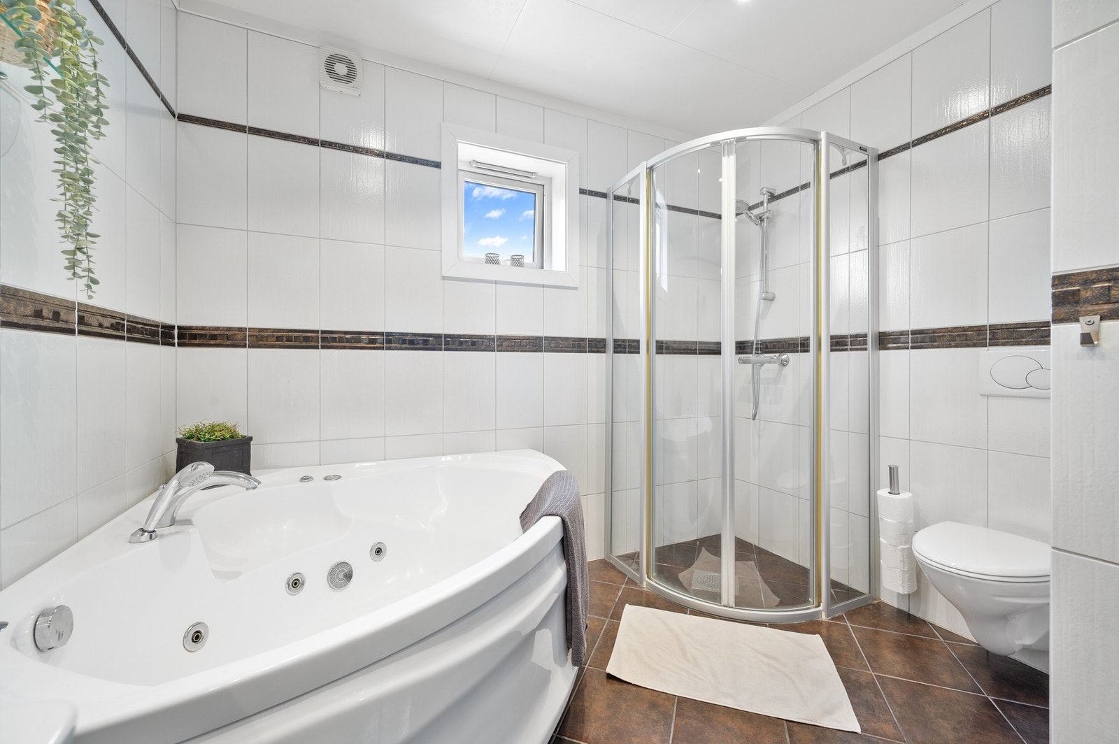 Lyst og pent flislagt bad på 8,3m² med alt man trenger. Galleribilde
