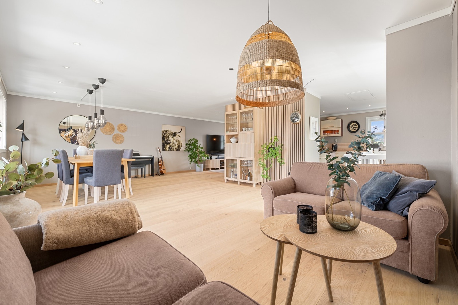 Boligen har en delvis åpen stue-/kjøkkenløsning på til sammen ca. 71m² med ypperlige møbleringsmuligheter. Galleribilde