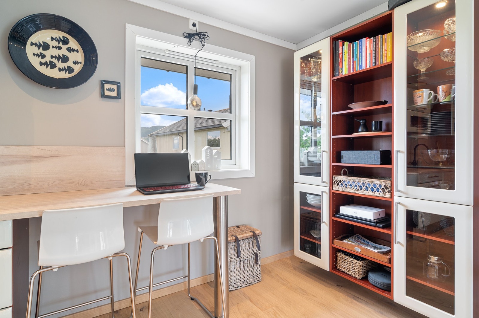 Kjøkkenet er på 15,3m², så her har man plass til en liten spiseseksjon også. Galleribilde