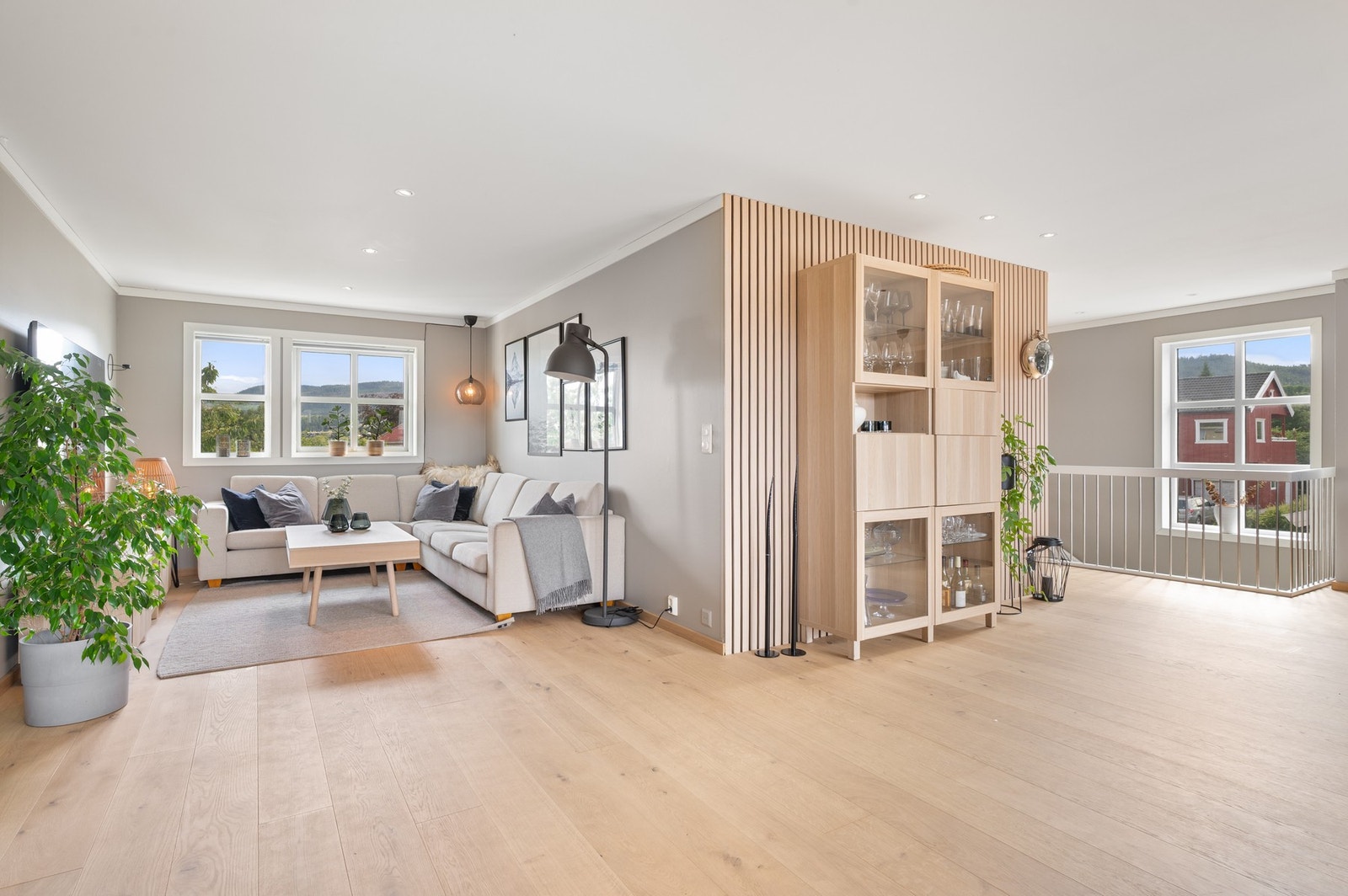 Stuen har plass til flere sosiale soner/sittegrupper. Galleribilde