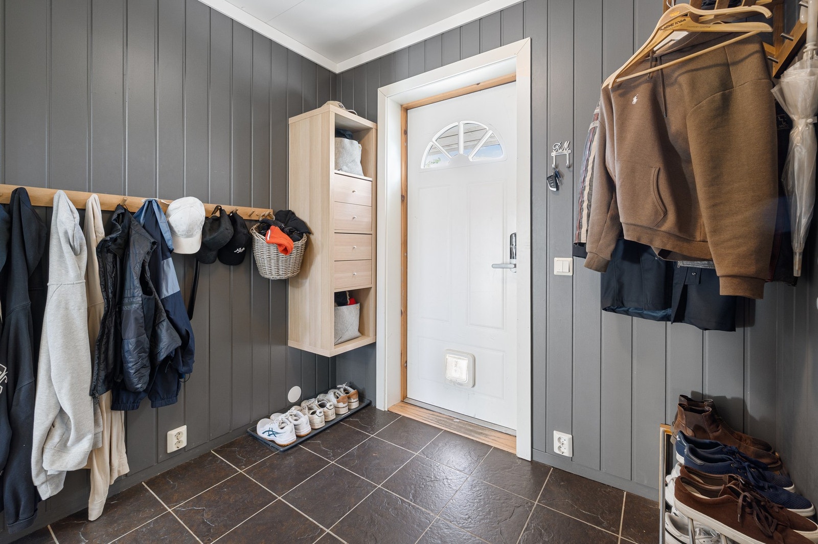 Innbydende flislagt entré med god plass til oppbevaring. Galleribilde