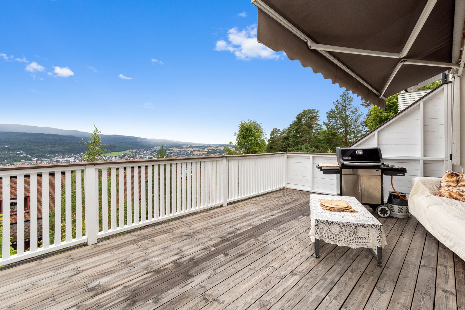 Romslig terrasse med fantastisk utsikt utover eikerbygdene. Galleribilde