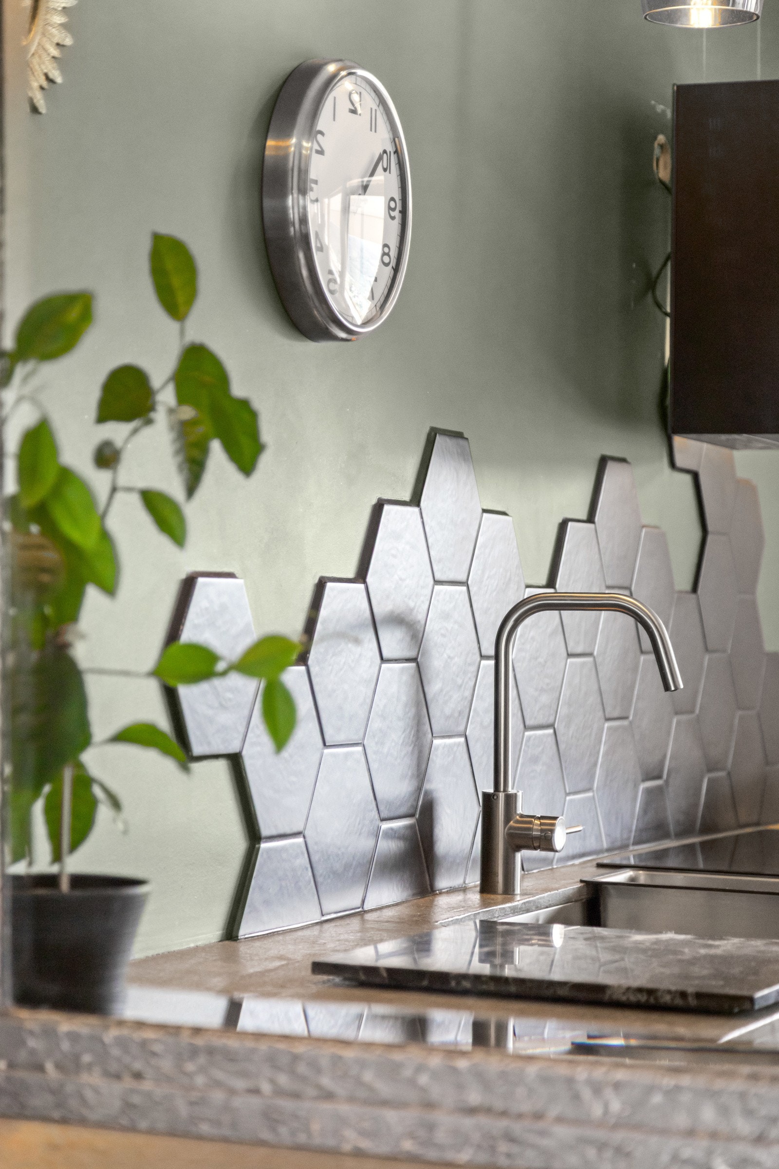 Kjøkkenet er utstyrt med fliser over deler av benk, kjøl-/frys, stekeovn, mikro og koketopp. Galleribilde