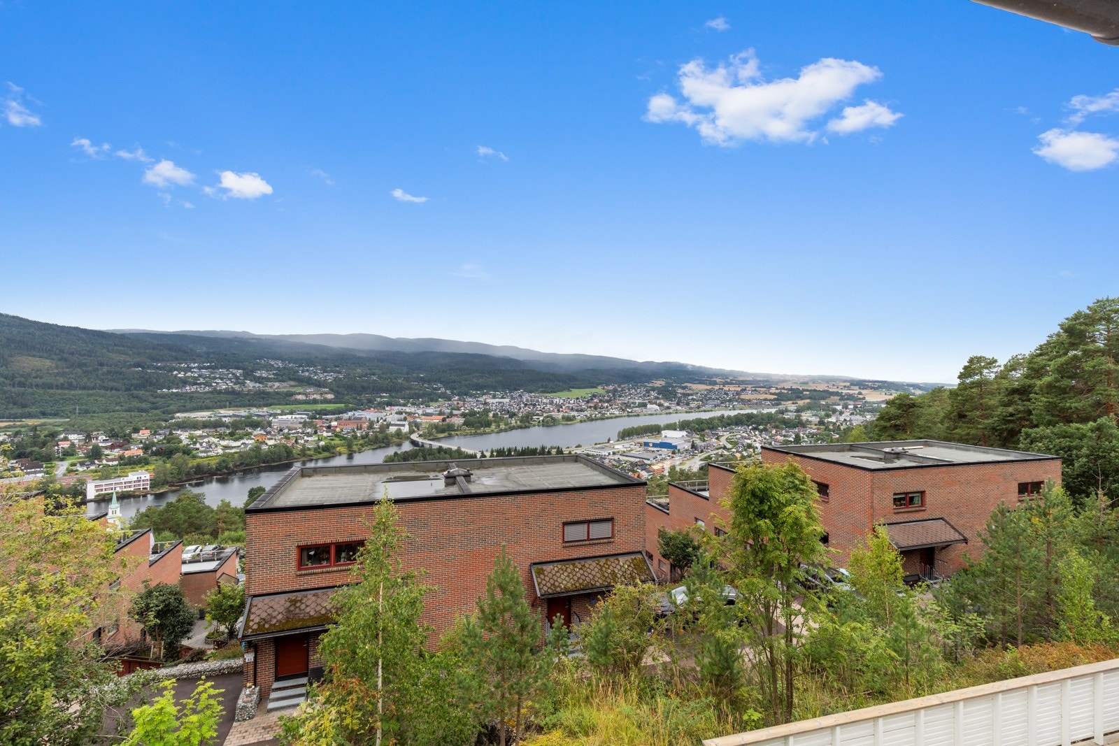 Boligen har en flott beliggenhet på Stenseth med kort vei til dagligvare, skole og barnehage. Galleribilde