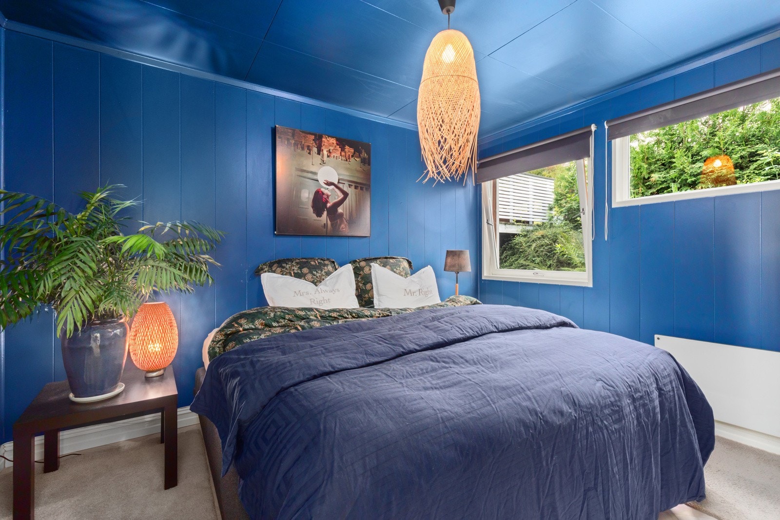 Soverommet har god plass til dobbeltseng, nattbord og tilhørende møblement. Galleribilde