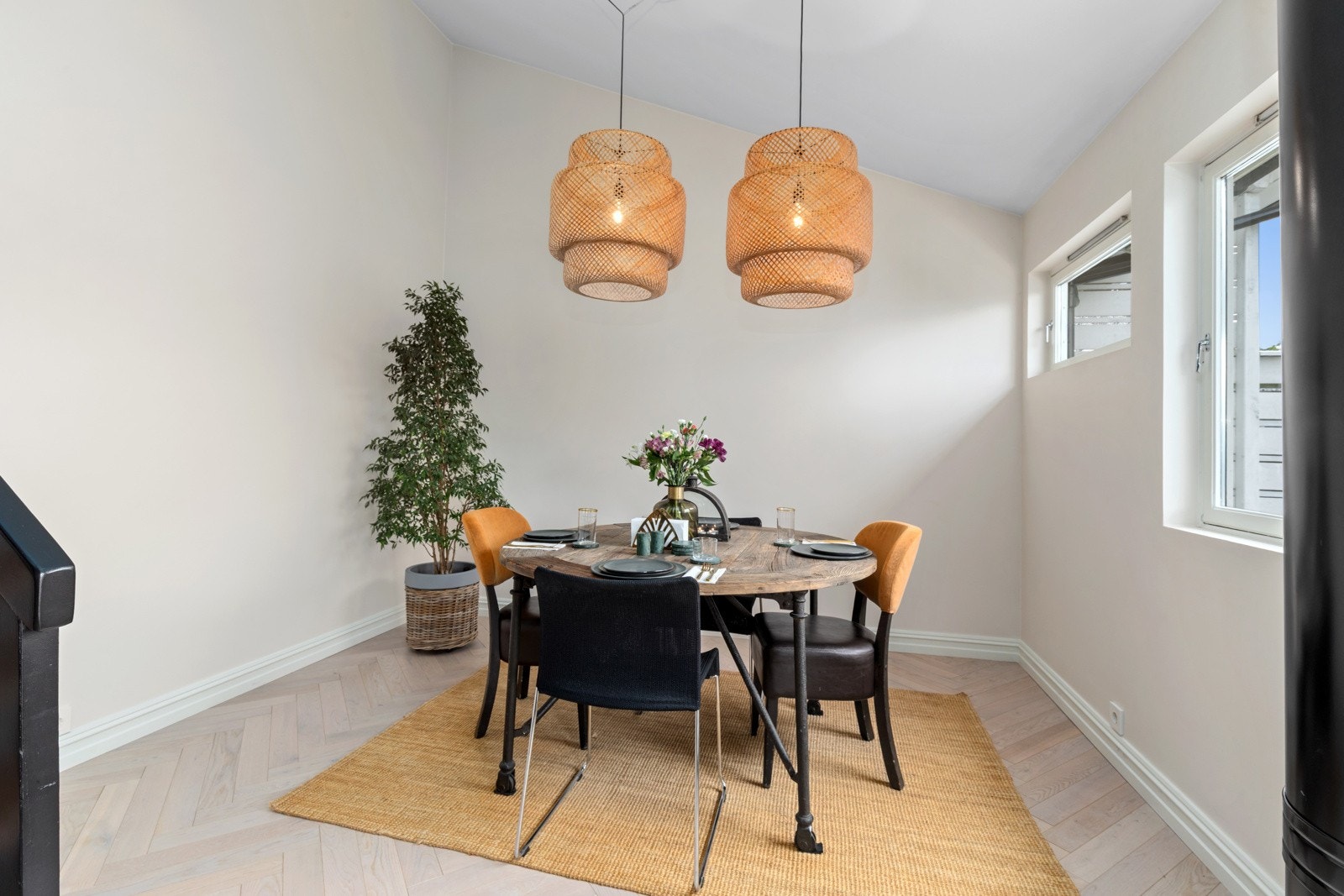 Spisestuen har god plass til en trivelig sittegruppe. Galleribilde