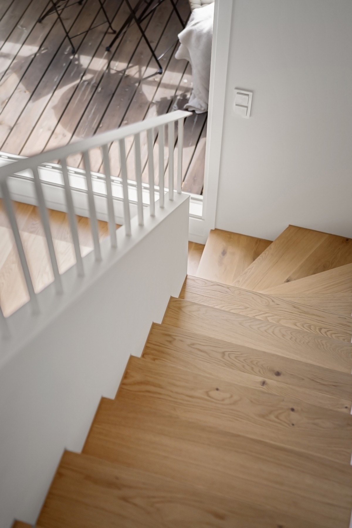 Lekker trapp i eik opp til mesanin med god takhøyde. Galleribilde