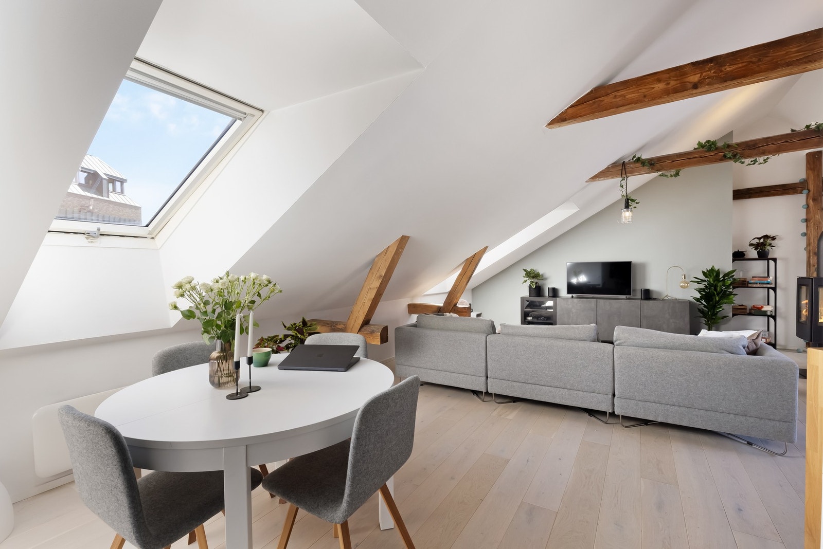 Videre i stuen har du plass til et spisebord - perfekt til å kunne invitere venner og familie! Galleribilde