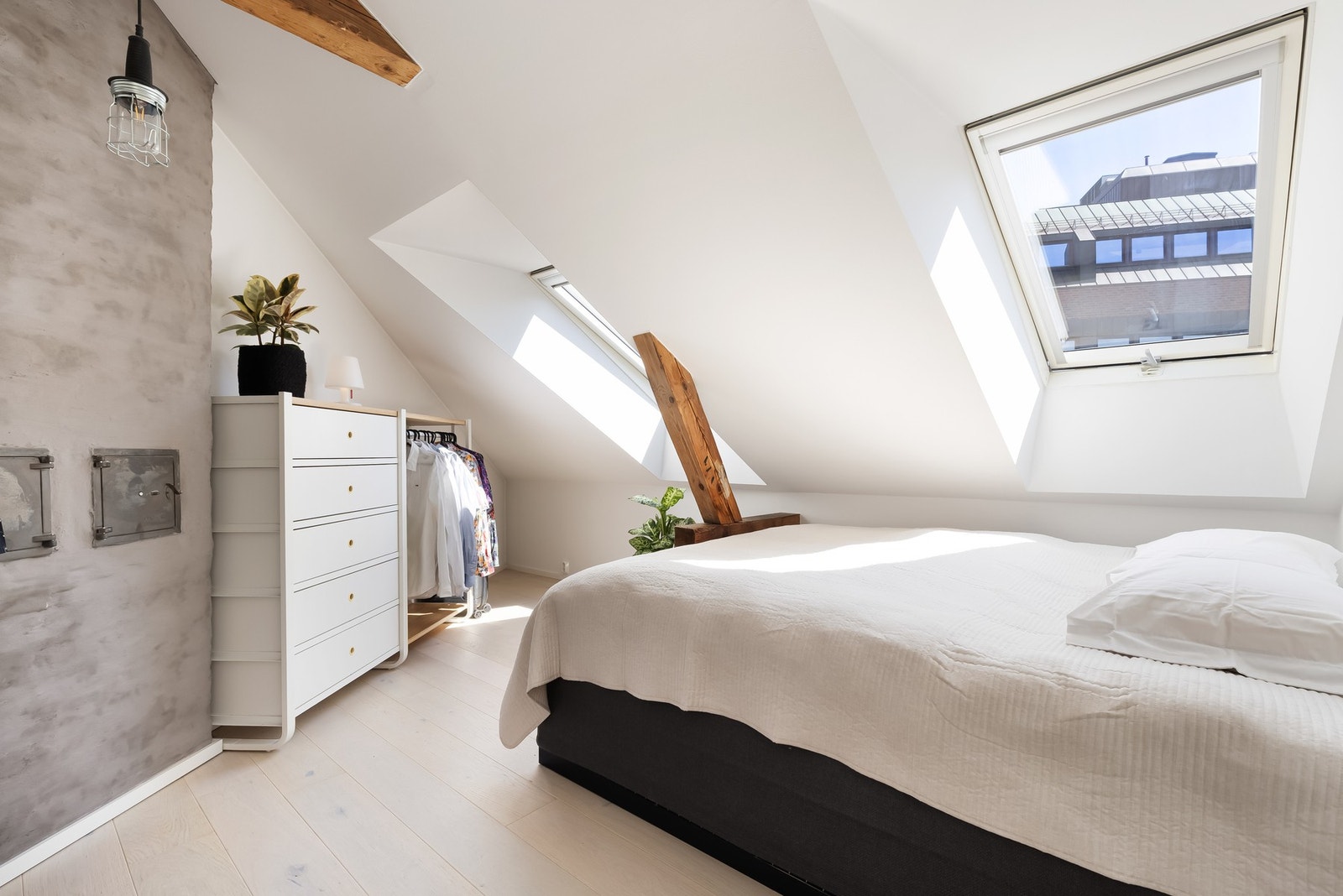 Boligen har totalt 3 soverom. Hovedsoverommet holder en god størrelse med plass til dobbeltseng og oppbevaring. Galleribilde